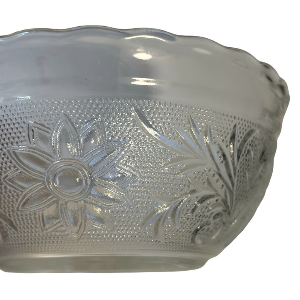 Vintage MCM Anchor Hocking Tiara scalloped Sandwich Glass Bowl 6.25” EUC